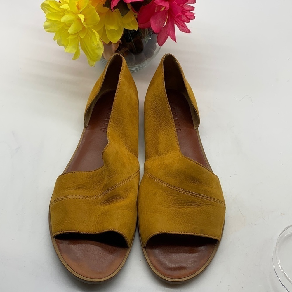 1.State Celvin Mustard Colored Leather Peep Toe Flat Sandals size 10. MCS0702D